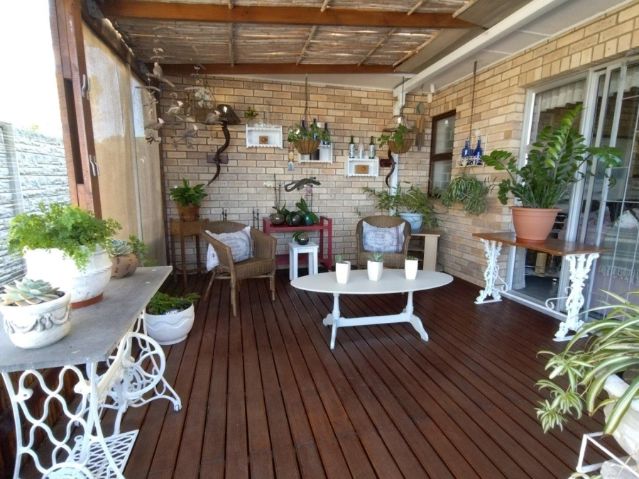 5 Bedroom Property for Sale in Wavecrest Eastern Cape